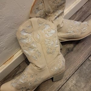 Beige sparkle cowboy boots  size 10 brand new !! Super cute and fun boho vibe